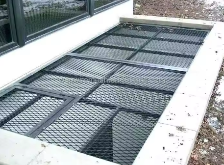 Cobertura de poço de janela de malha de diamante de metal robusto projetada para alta capacidade de carga