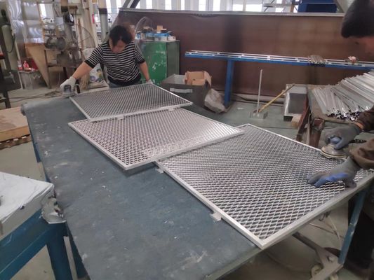 Metal expandido galvanizado aumentado revestido da rede de arame do diamante da cor do pó para a cerca de segurança interna