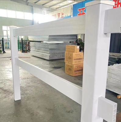 A cerca de um rancho de cavalos de vinil de PVC branco é durável e de baixa manutenção