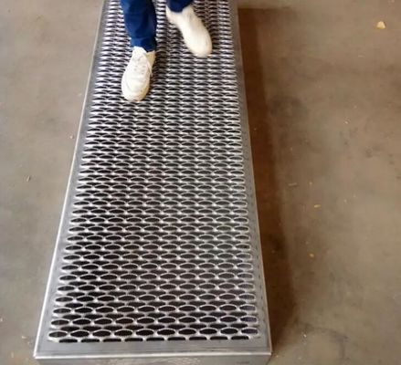 Painéis de passeios metálicos com grelha perfurada