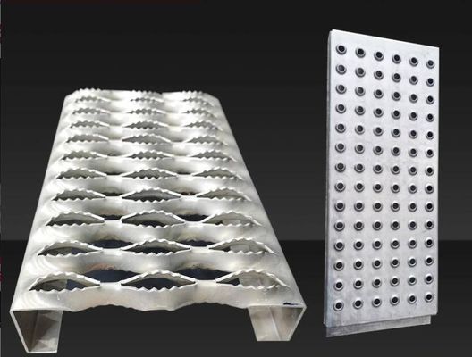 Painéis galvanizados de malha metálica de chapa perfurada para passarela de segurança