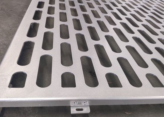Painel metálico perforado de alumínio com fenda para fachadas decorativas