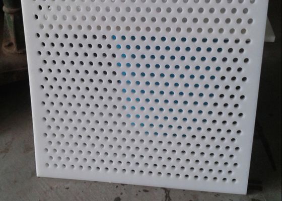 Placa perfurada plástica da folha do polipropileno em volta da perfuração do furo