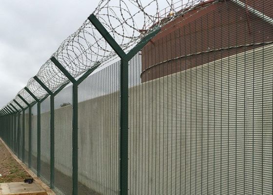 Cerca de malha de arame galvanizado com poste em Y e arame farpado 4,0mm 4,5mm