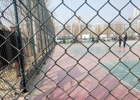 Cerca de malha de arame galvanizado preta revestida com PVC para campos esportivos