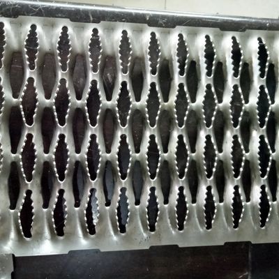 Placa de Passagem Antiderrapante de Aço Galvanizado com Furos em Diamante