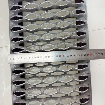 Placa de Passagem Antiderrapante de Aço Galvanizado com Furos em Diamante