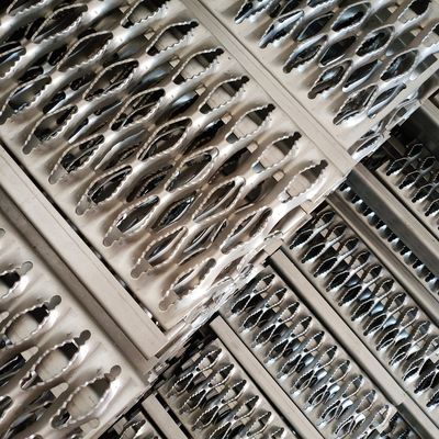 Placa de Passagem Antiderrapante de Aço Galvanizado com Furos em Diamante