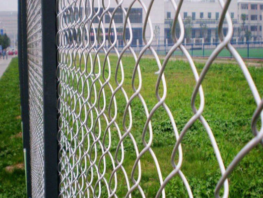 Cerca de malha de arame galvanizada por imersão a quente de 1,5 m para campos desportivos