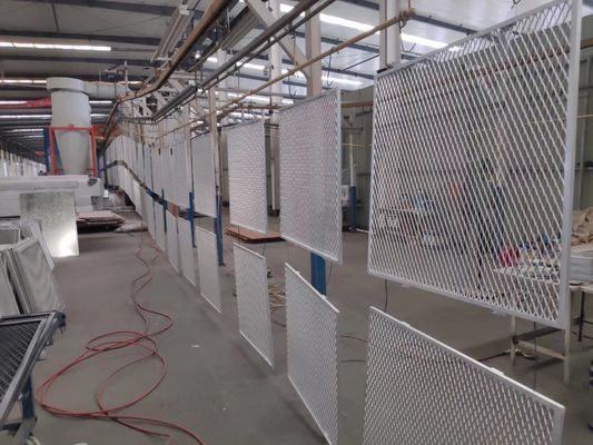 a cor branca do revestimento do pó expandiu a malha do metal para a parede facaded