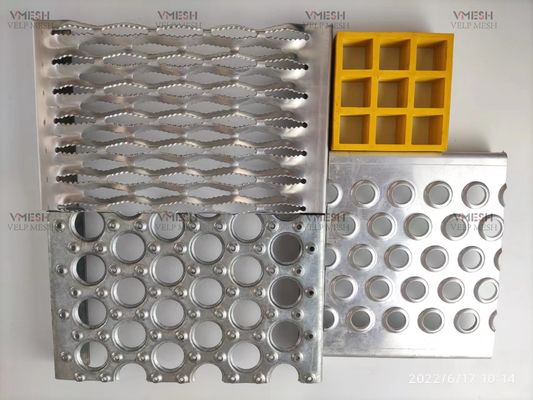 Metal de alumínio personalizado do projeto moderno que raspa para a escadaria