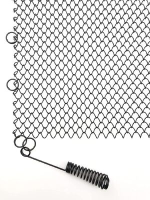 Cortina de malha preta revestida com pó