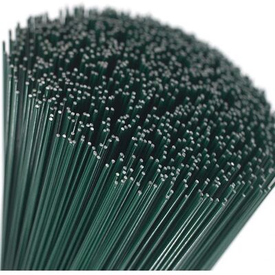 Endireitando e cortando o fio da haste do florista do fio 40cm para o material dos ofícios de DIY