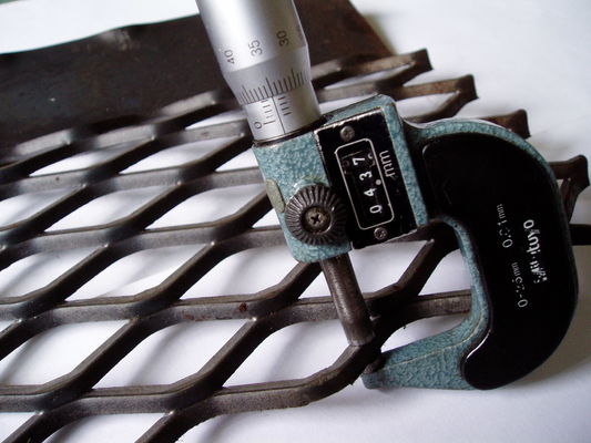 2-8mm expandiu a resistência de aço galvanizada do deslizamento de Mesh For Walkway