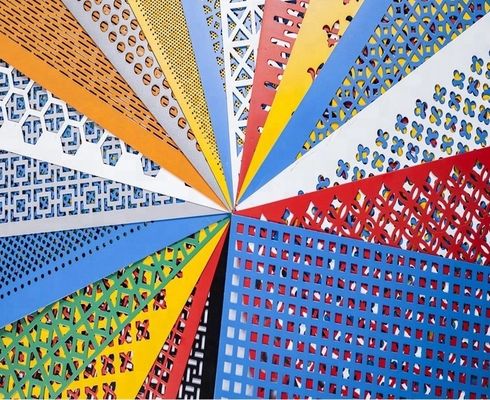 As fachadas perfuradas decorativas do metal da fabricação arquitetónica pulverizam o revestimento