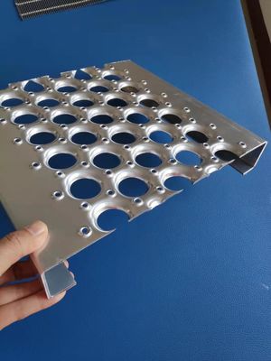 O aperto do aço 1.5mm da passagem da segurança do telhado suporta a forma antiderrapante exterior do furo O da raspagem