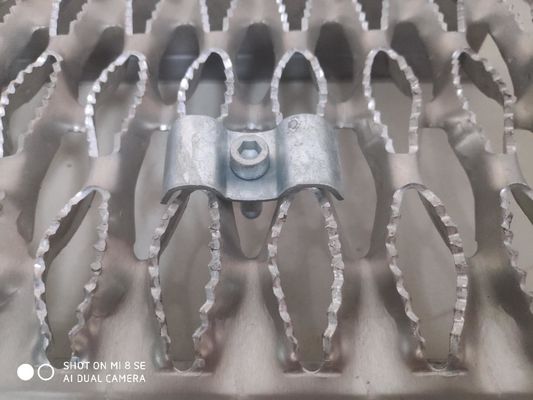 Deslizamento de aço dos passos de escada da raspagem da segurança do suporte de Diamond Hole Shape Hdg Grip anti