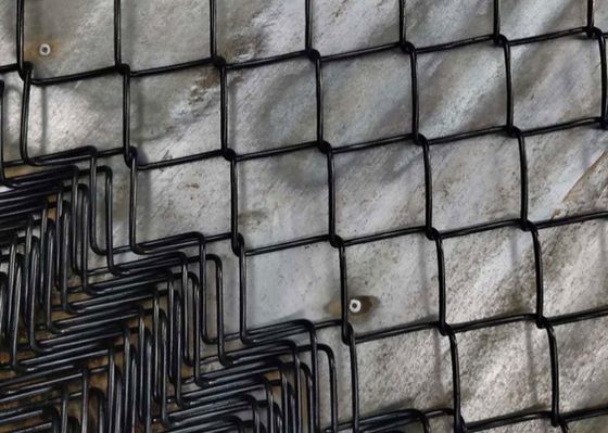 O Pvc revestiu o campo galvanizado preto de Diamond Shape Wire Mesh Sports da cerca do elo de corrente